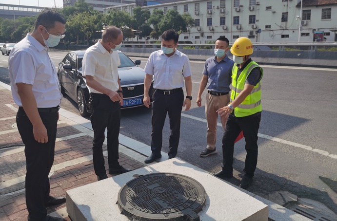 市政公用集團(tuán)副總經(jīng)理郭曉慶來到南昌市窨井蓋專項(xiàng)整治項(xiàng)目開展夏送清涼慰問活動