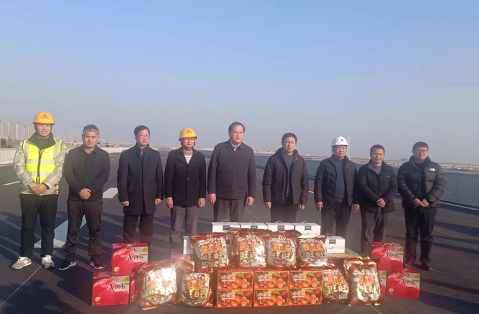 南昌縣縣委書記陳翔到小藍大道快速化新建項目現(xiàn)場調(diào)研慰問