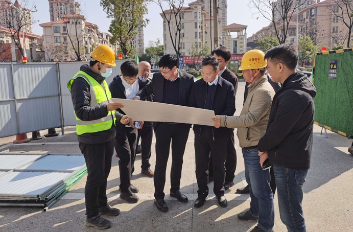 青山湖區(qū)委副書記、區(qū)長楊育星深入利民路項(xiàng)目調(diào)研