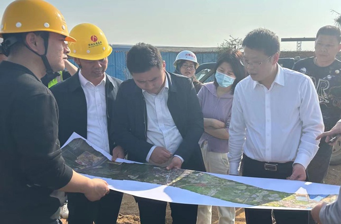 市政公用集團(tuán)劉順保到朱橋東路項(xiàng)目、昌東三路項(xiàng)目、秦坊安置房項(xiàng)目調(diào)研