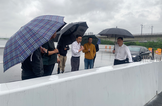 徐旭前往南昌縣河洲路項目、小藍大道快速化項目調(diào)研pg