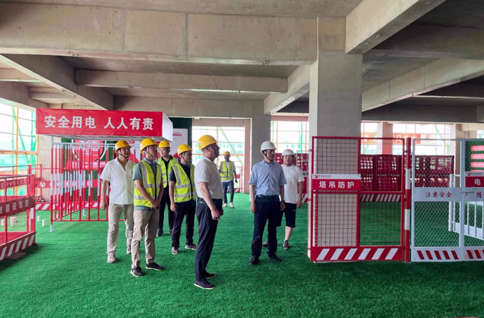 市政公用集團黨委副書記總經(jīng)理萬義輝到新建區(qū)職業(yè)技術(shù)學校新校區(qū)建設項目調(diào)研