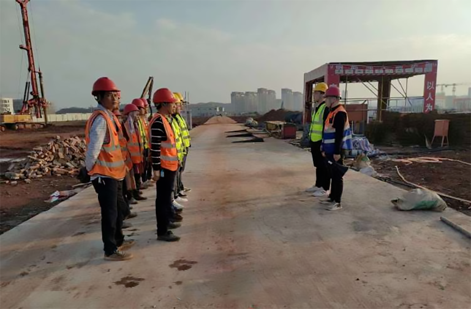 公司各在建項(xiàng)目于1月15日組織開展專項(xiàng)班前安全早會(huì)