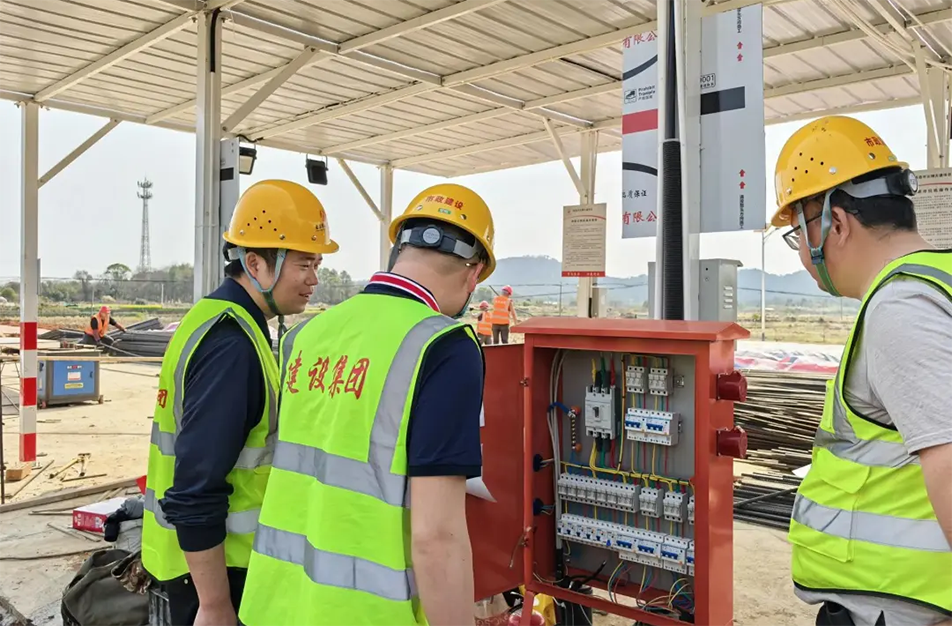 南昌市政建設(shè)集團(tuán)有限公司緊急開(kāi)展強(qiáng)對(duì)流天氣專(zhuān)項(xiàng)安全檢查，全面排查設(shè)備加固、用電安全、排水防澇及應(yīng)急物資，筑牢極端天氣施工安全防線